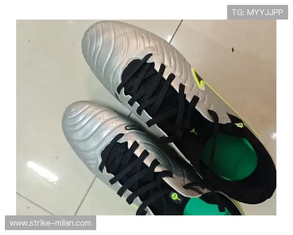 把鞋带系在腰上的足球传奇球星如何用独特方式展现个性与技艺